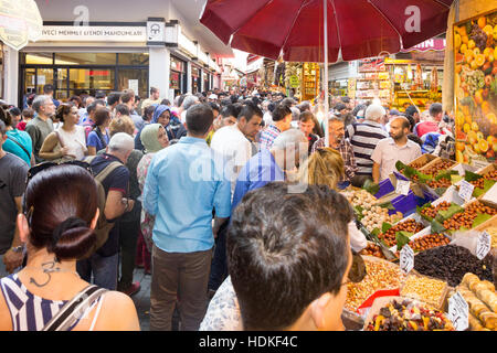 Les fruits secs, le thé et les épices dans le marché aux épices, Istanbul, Turquie Banque D'Images