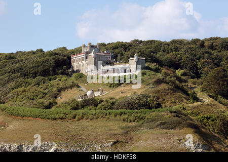 Les visiteurs profitant du soleil d'automne au parc et château de Durlston Country avec le grand monde en premier plan Dorset UK Banque D'Images