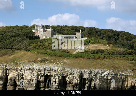 Les visiteurs profitant du soleil d'automne au parc et château de durlston country avec le grand monde en premier plan dorset uk Banque D'Images