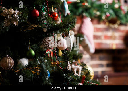 Sapin de noël avec décorations, jouets Banque D'Images