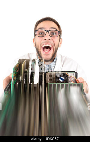 Ingénieur Nerd posant avec les composants d'un ordinateur isolé dans un fond blanc Banque D'Images