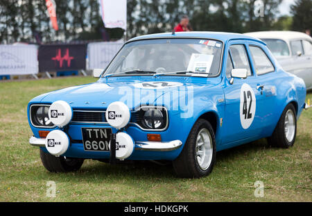 Un 1974, bleu, Ford Escort RS2000 Mk1 en exposition statique à la Silverstone Classic 2016. Banque D'Images