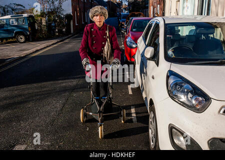 Une vieille femme handicapée à marcher avec sa3903, Lewes, dans le Sussex, UK Banque D'Images