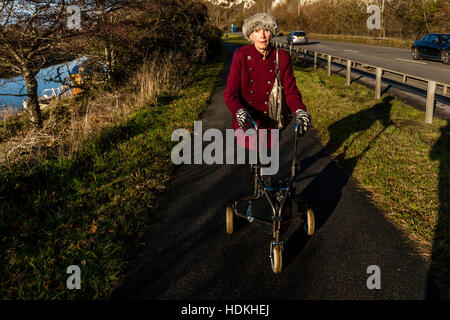 Une vieille femme handicapée à marcher avec sa3903, Lewes, dans le Sussex, UK Banque D'Images