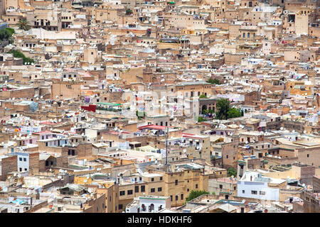 Toits de Fès, une vue sur la ville impériale d'en haut. Le Maroc. Banque D'Images