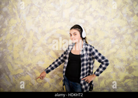 Jolie fille en chemise à carreaux avec casque Banque D'Images