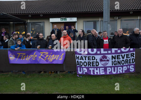 Les spectateurs se rassembler devant le club house à l'Hôtel Delta, stade des taxis, Bootle Merseyside avant Ville de Liverpool a accueilli Holker Old Boys dans un des comtés du nord-ouest de la division de la Ligue une seule correspondance. Fondée en 2015, et dans le but d'être le premier club non-League à Liverpool, ville ont été admis à la Ligue au début de la saison 2016-2017 et ont été à l'aide du motif de Bootle FC matches à domicile. Une victoire 6-1 sur leurs visiteurs ont "le Purps' au sommet de la division, dans un match vu par 483 spectateurs. Banque D'Images