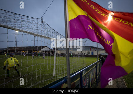 Un drapeau du club s'agite comme la première demi-action va à l'Hôtel Delta sur les taxis, stade, Bootle Merseyside comme ville de Liverpool a accueilli Holker Old Boys dans un comté du nord-ouest division comtés un match. Fondée en 2015, et dans le but d'être le premier club non-League à Liverpool, ville ont été admis à la Ligue au début de la saison 2016-2017 et ont été à l'aide du motif de Bootle FC matches à domicile. Une victoire 6-1 sur leurs visiteurs ont "le Purps' au sommet de la division, dans un match vu par 483 spectateurs. Banque D'Images