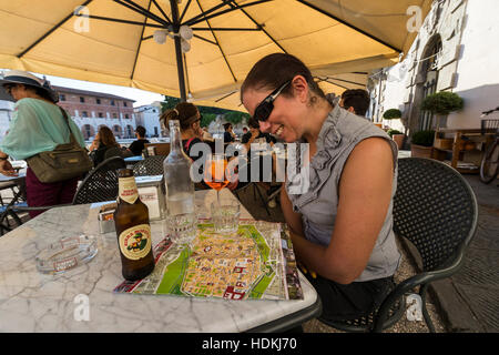 Café Undici (café Eleven) sur la Piazza Antelminelli, ville de Lucques, Toscane, Italie Banque D'Images