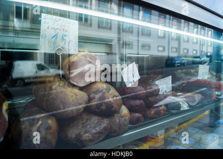 La viande séchée dans une boucherie fenêtre- salpicão (boeuf à l'ail), Porto (Porto), Portugal Banque D'Images