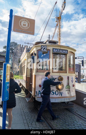 Du conducteur du chariot sur un poteau sur le tramway numéro 22 route de Batalha de Carmo, Porto (Porto), Portugal Banque D'Images