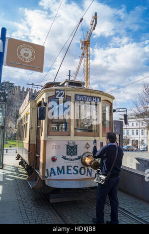 Du conducteur du chariot sur un poteau sur le tramway numéro 22 route de Batalha de Carmo, Porto (Porto), Portugal Banque D'Images