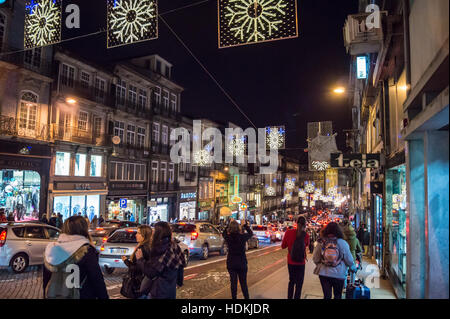 Les lumières de Noël dans la Rua dos Clérigos, Porto (Porto), Portugal Banque D'Images