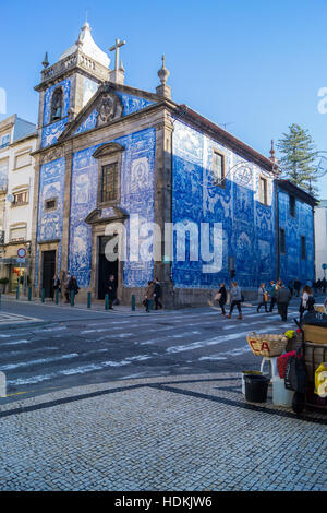 Azulejo Capela das Almas, chapelle de l'Aumône, Rua de Santa Caterina Porto, Portugal Banque D'Images