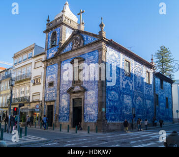 Azulejo Capela das Almas, chapelle de l'Aumône, Rua de Santa Caterina Porto, Portugal Banque D'Images