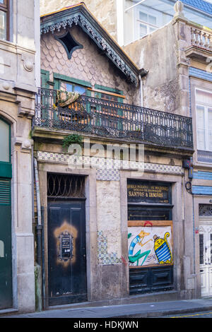 Street murales sur une ancienne boutique du fabricant du châssis, Porto (Porto), Portugal Banque D'Images