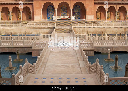 Style Mughal jardin clos avec colonnades, des piscines et des fontaines à Agra, en Inde. Banque D'Images