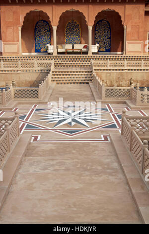 Style Mughal jardin clos avec colonnades, des piscines et des fontaines à Agra, en Inde. Banque D'Images