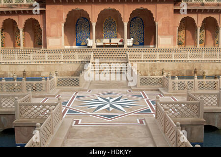 Style Mughal jardin clos avec colonnades, des piscines et des fontaines à Agra, en Inde. Banque D'Images