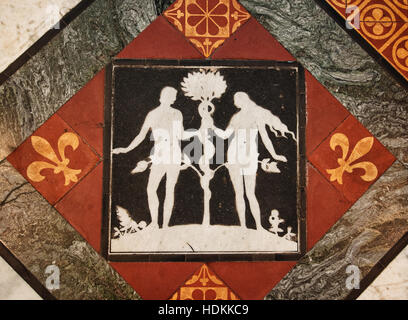 Adam et Ève le serpent en noir et blanc avec carrelage de sol en céramique en marqueterie de marbre et à la cathédrale de Gloucester Gloucestershire UK Banque D'Images