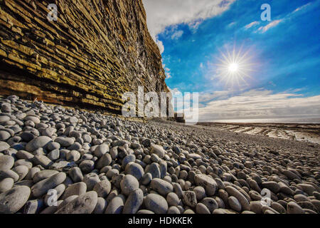 Plage de rochers au-dessous des falaises de calcaire jurassique Lias avec Nash Point dans la distance - La côte du Glamorgan South Wales UK Banque D'Images