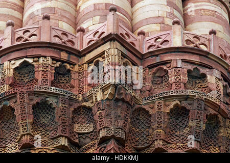 Détail de pierre ouvragée sur l'ancienne tour victoire islamique, Qutb Minar à Delhi, en Inde. Banque D'Images