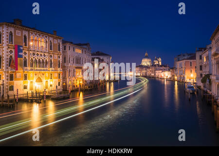 Vue du Grand Canal depuis le pont de l'Accademia la nuit, Venise, Vénétie, Italie Banque D'Images