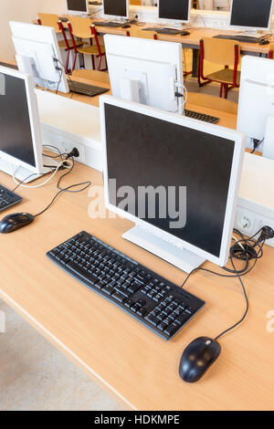 Ordinateur de bureau ordinateur en classe sur l'école secondaire néerlandais Banque D'Images