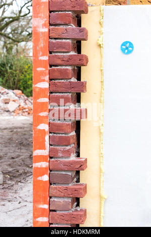 Mur de maçonnerie avec l'isolation des murs creux de nouvelle maison Banque D'Images