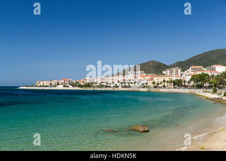 Les rochers et les galets du rivage à Ajaccio en Corse sur une journée ensoleillée Banque D'Images