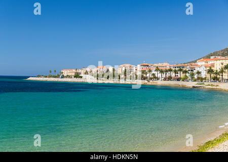 Les rochers et les galets du rivage à Ajaccio en Corse sur une journée ensoleillée Banque D'Images