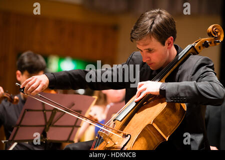 Guy Johnston (violoncelle) l'exécution en concert à Aberystwyth MusicFest , Pays de Galles UK - Juillet 2016 Banque D'Images