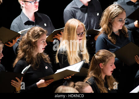 Choeur national des jeunes du pays de Galles, chef, Paul Mealor, à MusicFest , Aberystwyth Arts Centre , 30 juillet 2016. Pays de Galles UK Banque D'Images