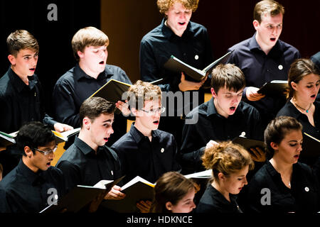 Choeur national des jeunes du pays de Galles, chef, Paul Mealor, à MusicFest , Aberystwyth Arts Centre , 30 juillet 2016. Pays de Galles UK Banque D'Images