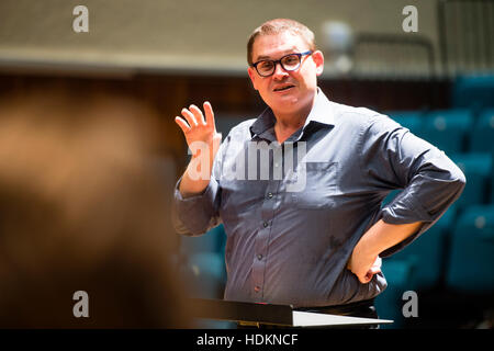 Choeur national des jeunes du pays de Galles, chef, Paul Mealor, à MusicFest , Aberystwyth Arts Centre , 30 juillet 2016. Pays de Galles UK Banque D'Images