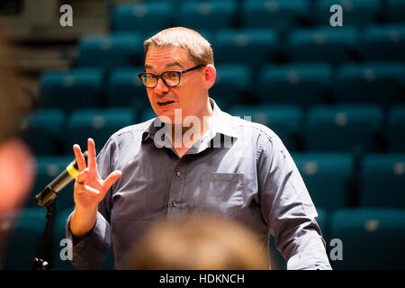 Choeur national des jeunes du pays de Galles, chef, Paul Mealor, à MusicFest , Aberystwyth Arts Centre , 30 juillet 2016. Pays de Galles UK Banque D'Images