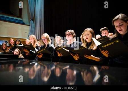 Choeur national des jeunes du pays de Galles, chef, Paul Mealor, à MusicFest , Aberystwyth Arts Centre , 30 juillet 2016. Pays de Galles UK Banque D'Images