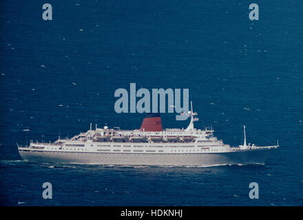 AJAXNETPHOTO. 1986. GAGE DE ROUTES, Fremantle, Australie. - Bateau de croisière Cunard VISTAFJORD - le paquebot LA VAPEUR DANS L'OCÉAN INDIEN, AU LARGE DE LA CÔTE DE L'OUEST DE L'AUSTRALIE PRÈS DE PERTH. Bateau a été construit en 1973 par SWAN HUNTER'S SUR LA TYNE. PHOTO:JONATHAN EASTLAND/AJAX REF:1475 26 6 Banque D'Images