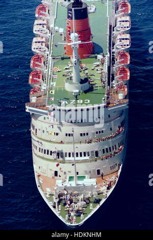 AJAXNETPHOTO. 1986. GAGE DE ROUTES, Fremantle, Australie. - Bateau de croisière Cunard VISTAFJORD - le paquebot ANCRÉ DANS LES ROUTES TANDIS QUE SES PASSAGERS GAGE REGARDER L'AMERICA'S CUP EVENT. Bateau a été construit en 1973 par SWAN HUNTER'S SUR LA TYNE. PHOTO:JONATHAN EASTLAND/AJAX REF:133108 1005 Banque D'Images