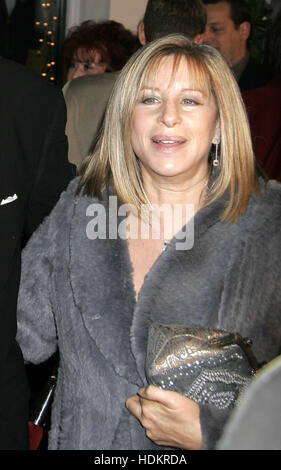 Barbra Streisand à la première du film, "rencontre avec le Fockers' le 16 décembre 2004 à Los Angeles. Crédit photo : Francis Specker Banque D'Images