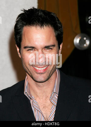 Acteur Eric McCormack arrive comme un invité à la première du film, les "coopérations" au Mann Village Theater à Westwood la section de Los Angeles, Californie le lundi 22 novembre, 2004. Crédit photo : Francis Specker Banque D'Images