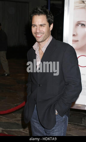 Eric McCormack à la première du film, 'plus proche' au Mann Village Theatre le 22 novembre 2004 à Los Angeles. Crédit photo : Francis Specker Banque D'Images