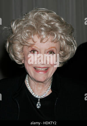 Phyllis Diller pose à la 11e gala annuel pour les enfants de bénéficier d'un lieu appelé accueil à l'hôtel Beverly Hilton à Beverly Hills, Californie le 28 octobre 2004. A Place Called Home est un programme après l'école pour les jeunes du centre-ville de los angeles. photo par francis specker Banque D'Images