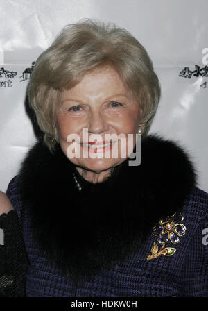 L'actrice Barbara Billingsley pose à la 11e Gala annuel pour les enfants de bénéficier d'un lieu appelé Accueil à l'hôtel Beverly Hilton à Beverly Hills, Californie le 28 octobre 2004. A Place Called Home est un programme après l'école pour les jeunes du centre-ville de Los Angeles. Photo par Francis Specker Banque D'Images