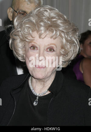 Phyllis Diller au 11e gala annuel pour les enfants de bénéficier d'un lieu appelé accueil à l'hôtel Beverly Hilton à Beverly Hills, Californie le 28 octobre 2004. A Place Called Home est un programme après l'école pour les jeunes du centre-ville de los angeles crédit photo : Francis specker Banque D'Images