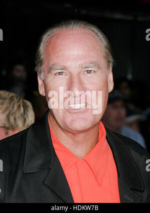 L'acteur Craig T. Nelson, qui est la voix du personnage, 'Mr. Incredilbe", pose pour les photographes à la première du nouveau film d'animation de Pixar, 'Les Indestructibles' au El Capitan Theatre de Los Angeles, le 24 octobre 2004. Le film s'ouvre aux États-Unis le 5 novembre. Photo par Francis Specker Banque D'Images