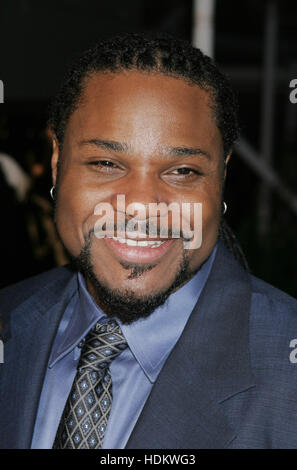 Malcolm-Jamal Warner à la première de 'Ray' le 19 octobre 2004 à Los Angeles, Californie. Crédit photo : Francis Specker Banque D'Images