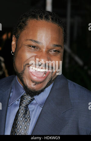 Malcolm-Jamal Warner à la première de 'Ray' le 19 octobre 2004 à Los Angeles, Californie. Crédit photo : Francis Specker Banque D'Images