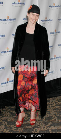 L'actrice Julia Ormond arrive pour le 4e gala-bénéfice annuel pour le programme Adopt-A-Minefield à Century Plaza Hotel de Los Angeles, Californie le vendredi 15 octobre, 2004. Crédit photo : Francis Specker Banque D'Images