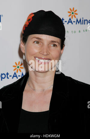 L'actrice Julia Ormond arrive pour le 4e gala-bénéfice annuel pour le programme Adopt-A-Minefield à Century Plaza Hotel de Los Angeles, Californie le vendredi 15 octobre, 2004. Crédit photo : Francis Specker Banque D'Images